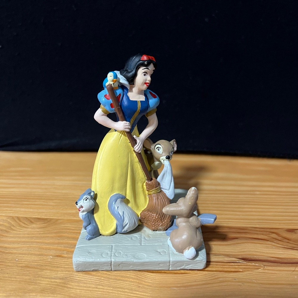 Disney Store Lil Classics Snow White Sweeping with‎ Forest Friends PVC Figurine